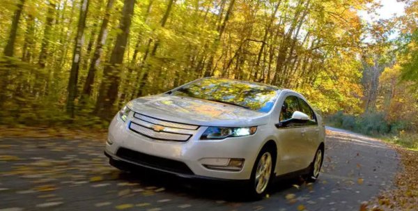 Този автомобил е спретната на вид машина, която включва също толкова чиста технология. 